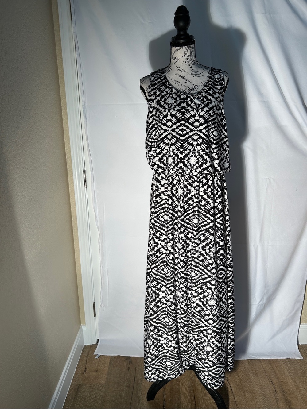 Magic Black & White Printed Sleeveless Maxi Dress